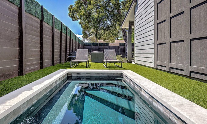 Govalle House | Modern 2 BDR w/Loft and Private Cocktail Pool!