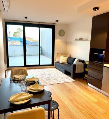 Doncaster Apartment | Modern 2 Bed 2 Bath Apartment with Parking opposite Westfield Doncaster