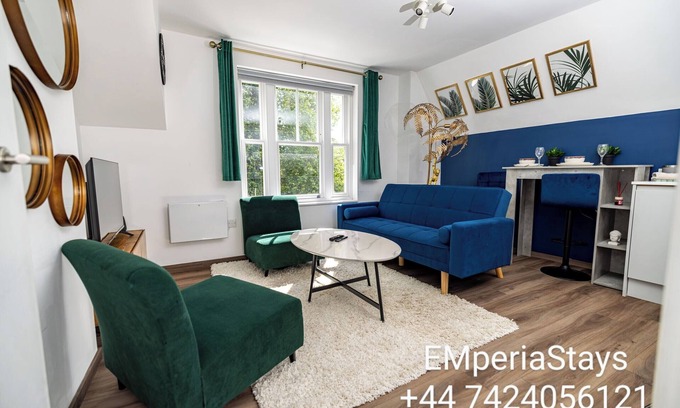 High Wycombe Apartment | Modern 2-Bed Apartment - Near Train and Town - Parking Available