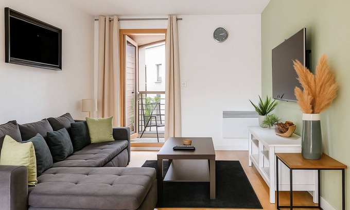 Coventry City Centre Apartment | Modern 2-Bed apartment in CV1 Free Parking Walk to Everything!