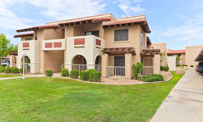 Glendale Condo | Modern 2 Bed Condo 2 Baths Over Looking the Pool Great for Traveling Nurses