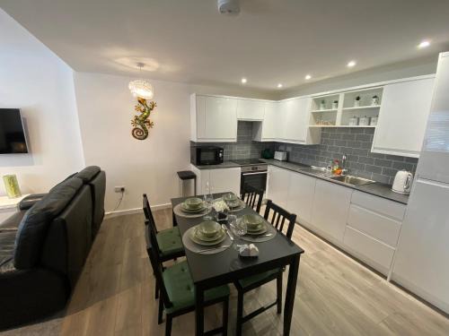 Upton Cheyney Apartment | Modern 2 bedroom apartment, with car parking.
