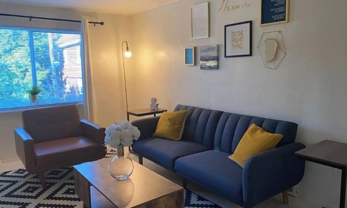 Swissvale Apartment | Modern 2 Bedroom Apartment Close to Shopping