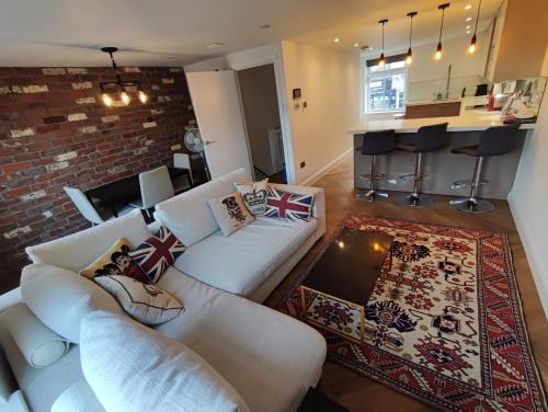 Ravenscourt Park Apartment | Modern 2 Bedroom Flat with private outdoor terrace
