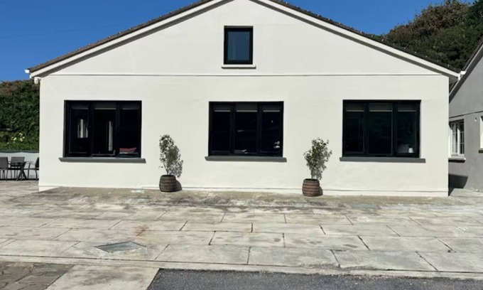 Clifden House | Modern 2 bedroom House 3 bathrooms, sleeps 5