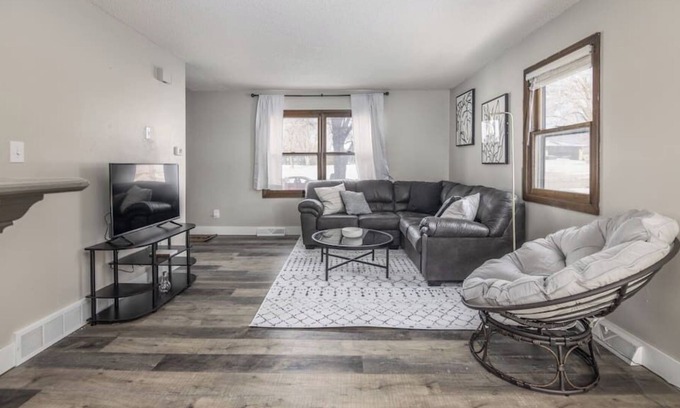 Clive House | Modern 2 Bedroom Townhouse in Quiet Neighborhood