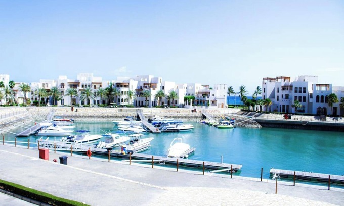 As Sifah Apartment | Modern 2-Bedroom with Marina Views