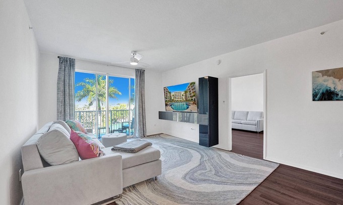 East Ocean Ave Apartment | Modern/2 Bedrooms/2 Bathrooms/Boat Parking/Coastal Luxury