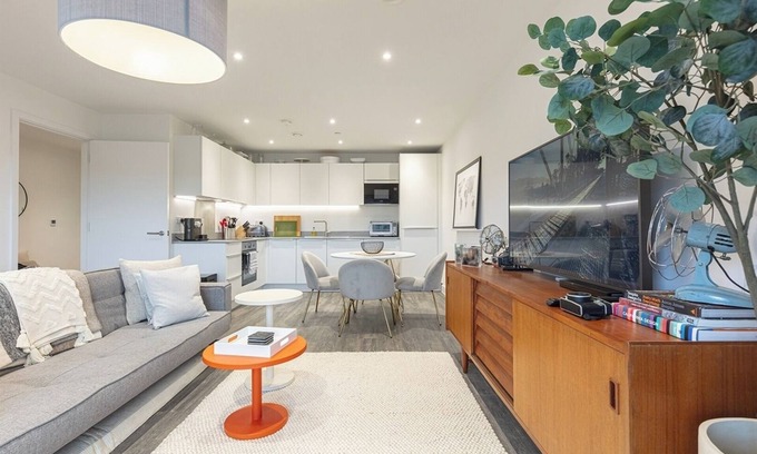 Shephall Apartment | Modern 2BD Apt w/Balcony and Parking - Near London
