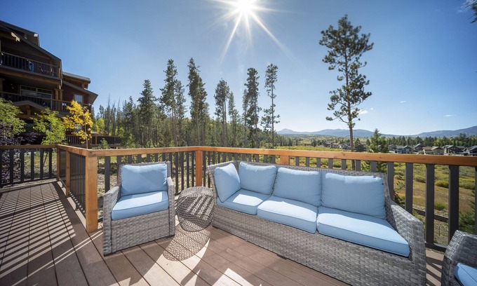 Fraser Condo | Modern 2BR condo w/mountain views & BBQ