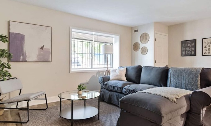 East Liberty Apartment | Modern 2BR in East Liberty | Queen Beds Parking