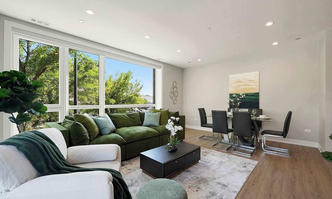Tri-Taylor Apartment | Modern 2BR2BA Condo Free Parking and Balcony