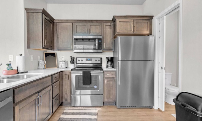 Washburn House | Modern 3 Bed/3.5 Bath Townhome Near Lost Island Water/Theme Park