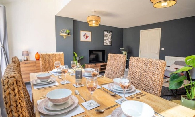 Church Gresley House | Modern 3 bed house, 2.5 baths with wi-fi & parking