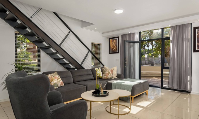 Century City Apartment | Modern 3-Bed Home , Canal Views & Parking