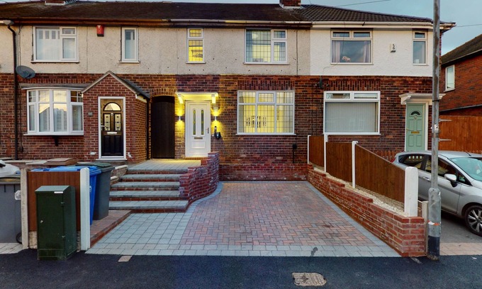 Forsbrook House | Modern 3 Bed house. 8 miles from Alton Towers.