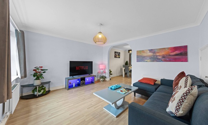 Ashford House | Modern 3-Bedroom ComfortStay – Perfect Ashford Retreat & Relaxation