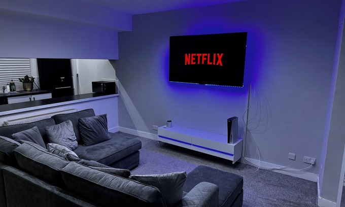 Cumbernauld House | Modern 3-Bedroom Home with Cozy Cinema-Style Living Space