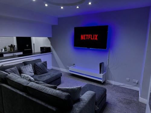 Cumbernauld Apartment | Modern 3-Bedroom Home with Cozy Cinema-Style Living Space