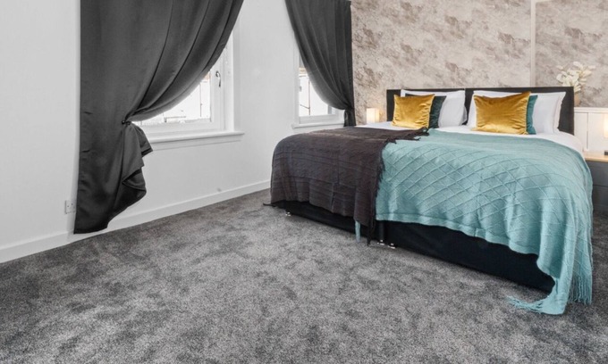 Bellshill House | Modern 3 bedroom house with private parking, modern kitchen and easy access around Glasgow