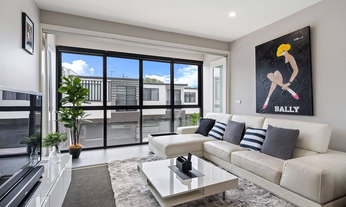 Greenway House | Modern 3-Bedroom Townhouse in Quiet Greenway