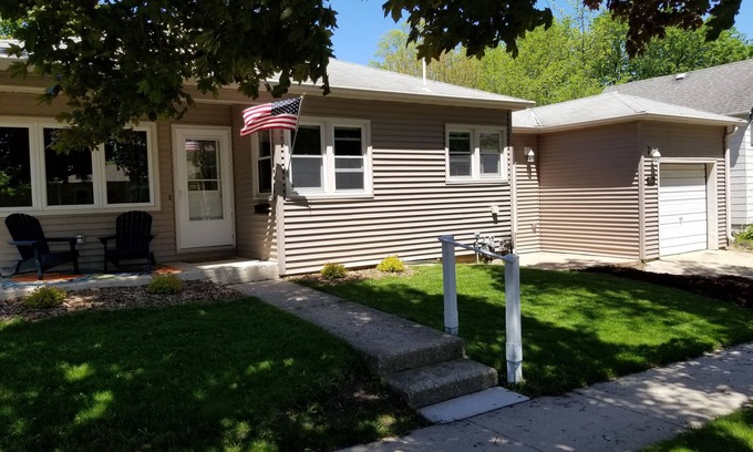 Clear Lake House | Modern 3-BR Downtown Retreat – Walk to City Beach, Dining, Shops & Nightlife
