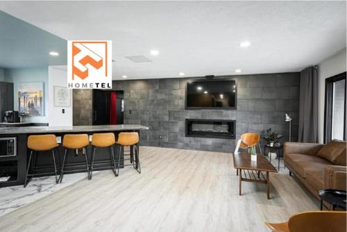 Lawrence House | Modern 3 BR home w hot tub movie room dog park