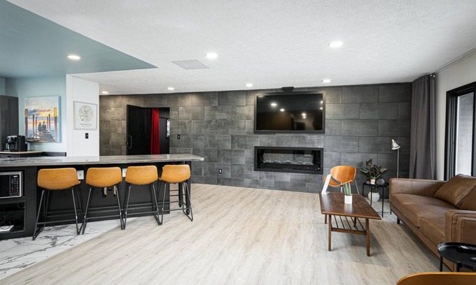 Lawrence House | Modern 3 BR home w/hot tub, movie room, dog park