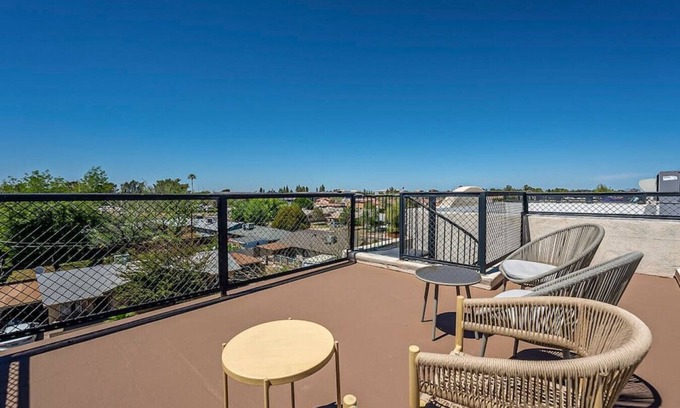 Alhambra House | Modern 3 Story | 3 En-suite Bed-Bath +Rooftop deck