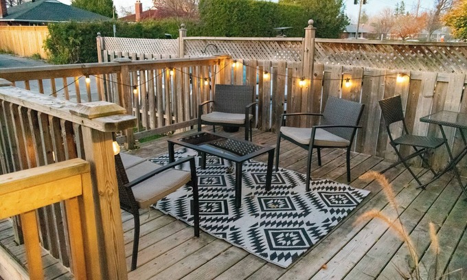 Ottawa Division House | Modern 3BD Townhouse | 8min to DT Ottawa | Pool Table + Front & Back Decks