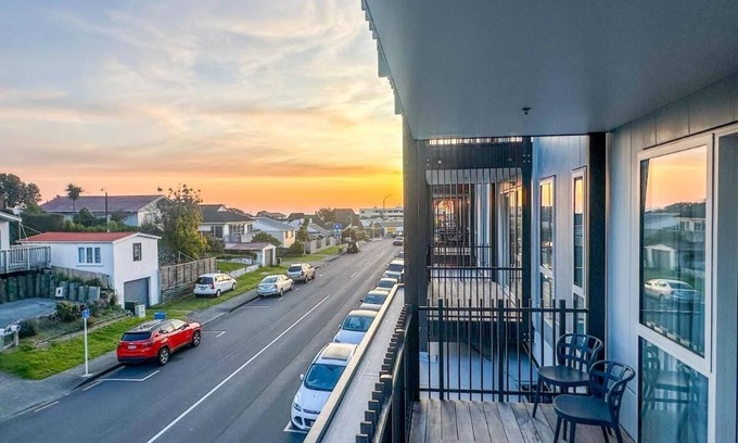 Paraparaumu Beach Apartment | Modern 3Bdr/2bath Apartment ~beach ~golf ~shops