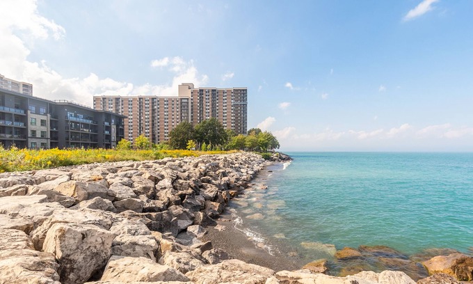 Stoney Creek House | Modern 3BR 2BA Townhome in Lakeshore