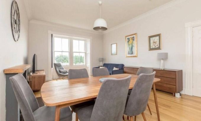 Bonnybridge Apartment | Modern 3BR Festival Penthouse with Views
