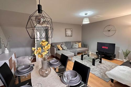 Nuneaton House | Modern 3BR House For Contractors