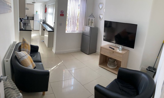 Coventry House | Modern 4 bed, 3 bath house located in Coventry City Centre