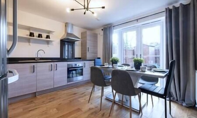Liberton House | Modern 4-Bed Edinburgh House with Private Parking at City Centre