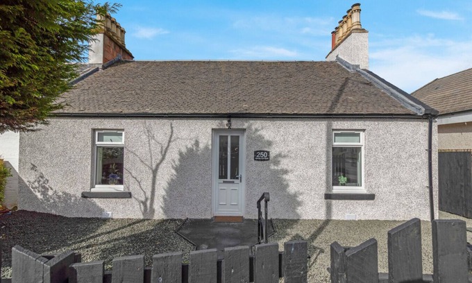 Coatbridge House | Modern 4-Bed Home in Coatbridge – Near Glasgow