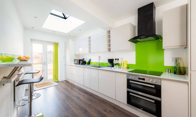 Salisbury House | Modern 4 Bed House-Perfect Getaway for Stonehenge!