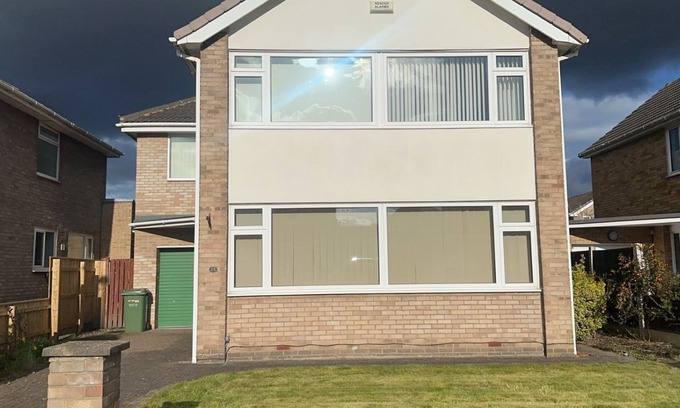 Stockton-on-Tees Apartment | Modern 4 bedroom detached house with private parking families, contractors