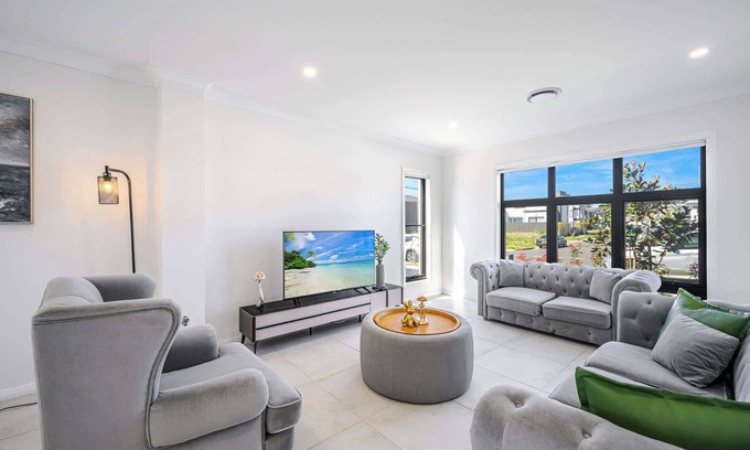 Denham Court House | Modern 4BD Family Retreat Near Leppington