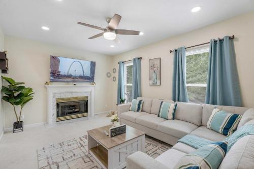Central West End House | Modern 4BR Retreat with Free Parking in Prime CWE!