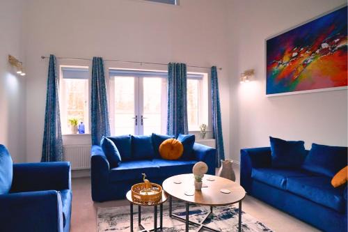 High Wycombe House | Modern 5 Bed 2 Bath Home with Parking