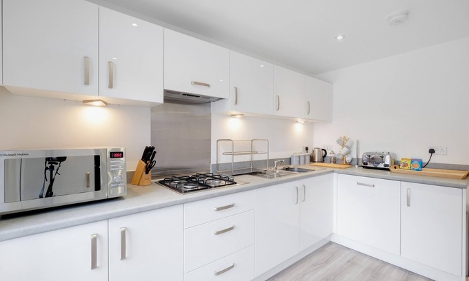Aylesbury House | Modern 5 Bedroom 3 Bathroom Serviced House Aylesbury with parking