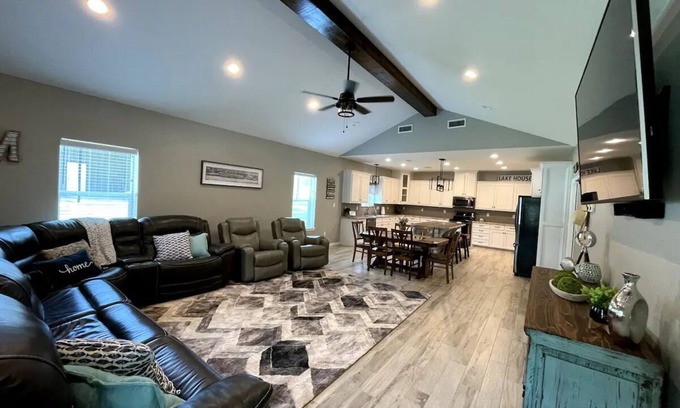 Zavalla House | Modern 5-BR Lake House w/Covered Parking
