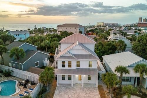 Bahama Beach House | Modern 5BDR w Private Pool 2 min Walk to the Beach Montoute by AvantStay