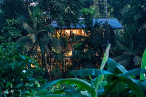 Harispattuwa Villa | Modern 5BR BathTub MoviRoom RoofTop Cook NatureViews Ella Kandy Train