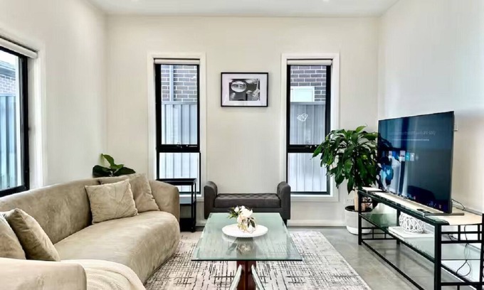 Bardia House | Modern 5BR Home Near Shops, BBQ & Blue Mountains