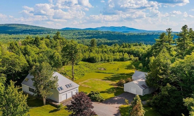 New London House | Modern 7-BR Chalet Minutes to Mt. Sunapee
