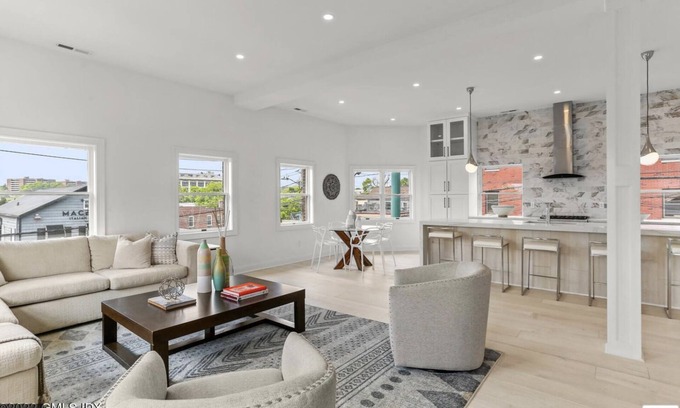 Port Chester Condo | Modern Apartment 5 min from train/beach Greenwich