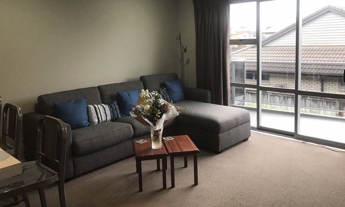 Hamilton North Apartment | Modern Apartment by Rugby Stadium